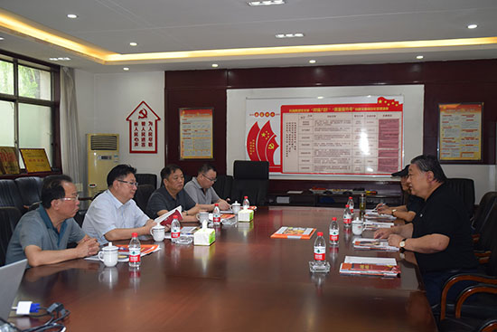 臨汾市市場監(jiān)督管理局局長、非公企業(yè)黨委書記張東紅<br>在科海集團調(diào)研非公黨建工作