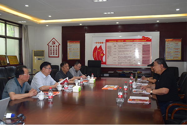 臨汾市市場(chǎng)監(jiān)督管理局局長(zhǎng)、非公企業(yè)黨委書(shū)記張東紅<br>在科海集團(tuán)調(diào)研非公黨建工作